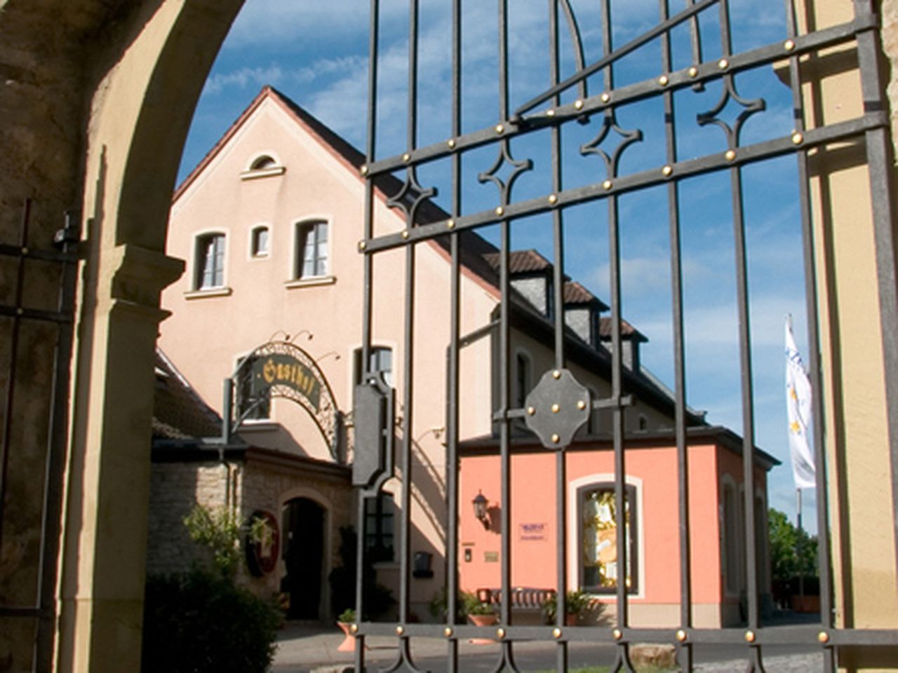 Historisches Eingangstor des AKZENT Hotel Franziskaner in Dettelbach, ideal für Ihren Silvesterurlaub im fränkischen Weinland.
