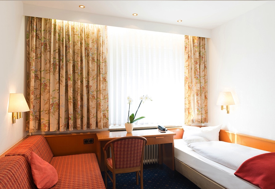 Modern eingerichtetes Einzelzimmer im Ringhotel Loew's Merkur mit Schreibtisch