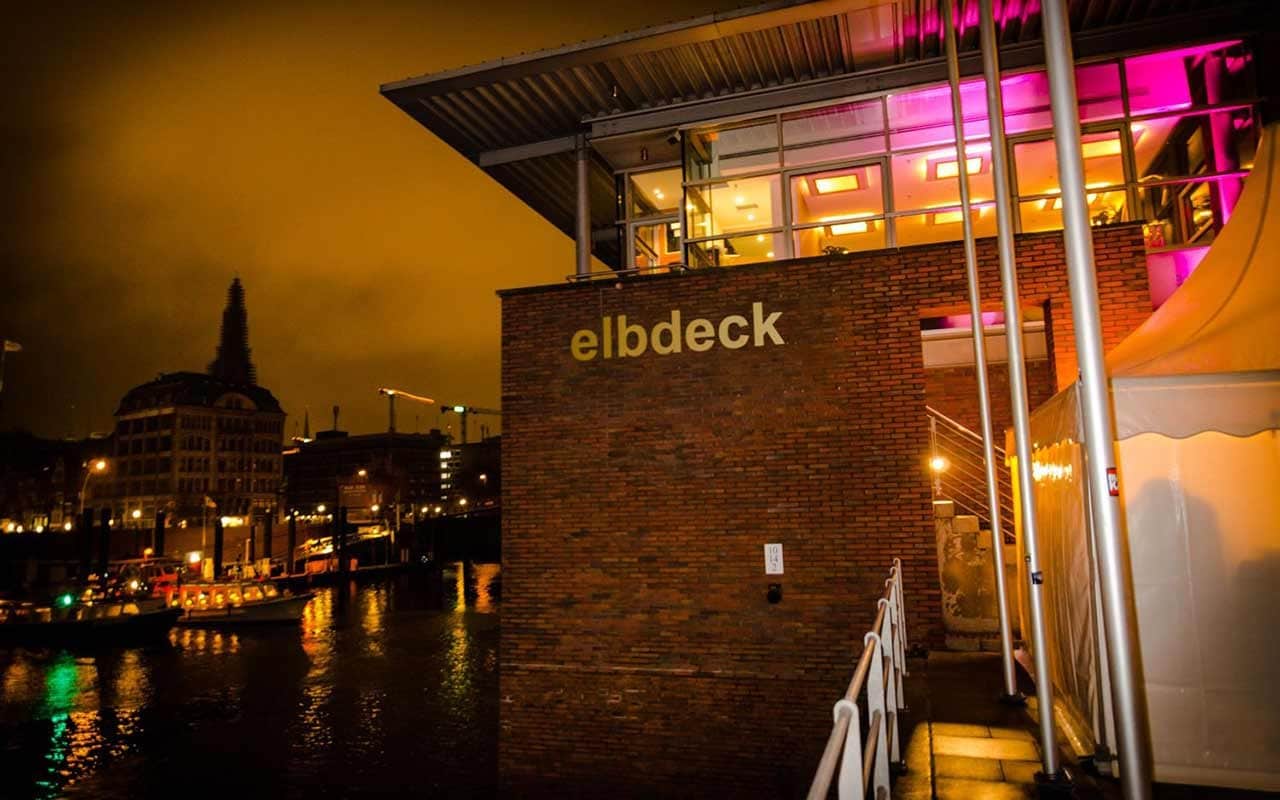 Eingang des Elbdeck Speicherstadt bei Nacht beleuchtet für die Silvesterfeier