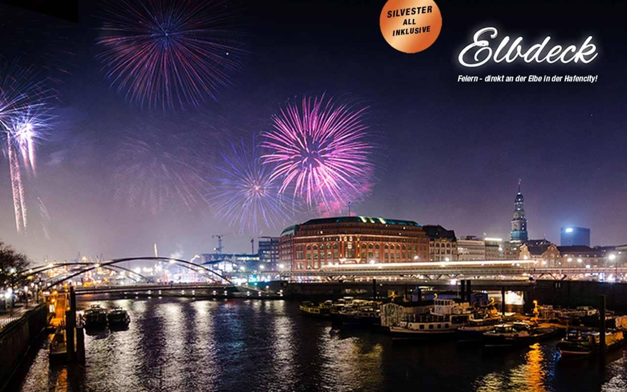 Feuerwerk über dem Hafen von Hamburg mit Blick auf das Elbdeck Speicherstadt zu Silvester