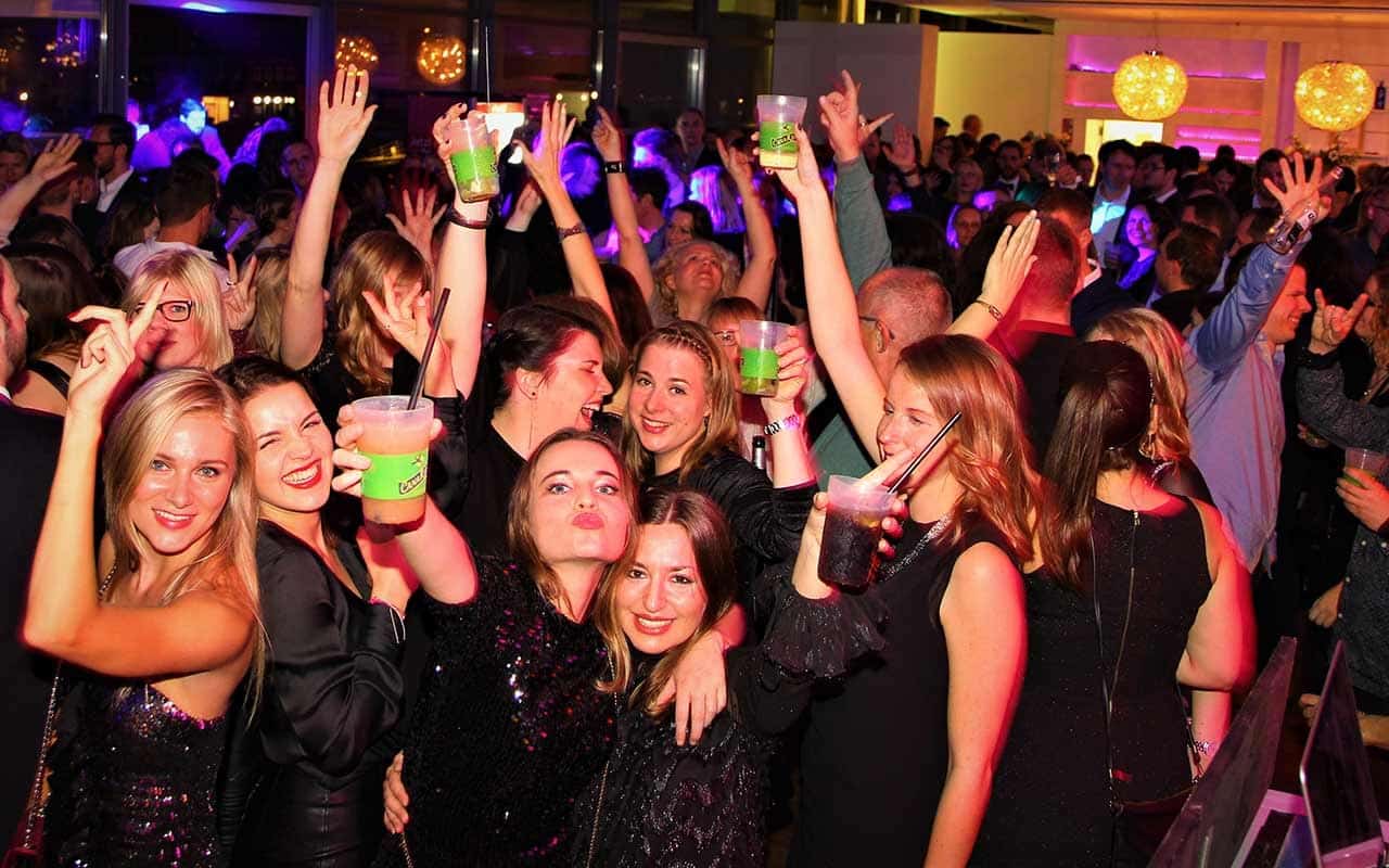 Gäste feiern ausgelassen bei der Silvesterparty im Elbdeck Speicherstadt
