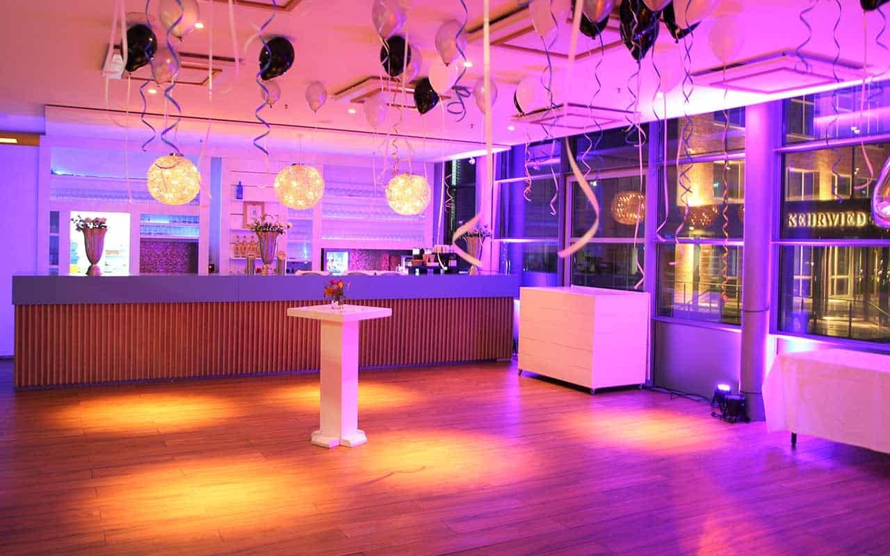 Stilvoll dekorierte Tanzfläche im Elbdeck Speicherstadt für die Silvesterfeier