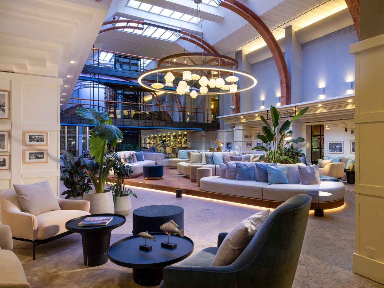 Tageslichtdurchflutete Lobby im Aedenlife Hotel & Resort Rügen zur Silvesterzeit