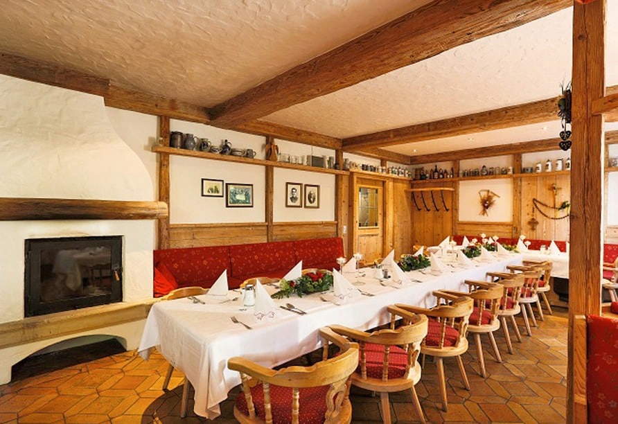 Gemütliche Stube mit Silvester-Festtafel im Hotel Sattelbogener Hof