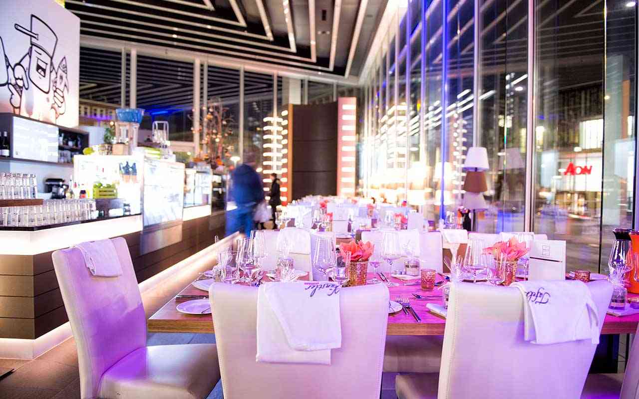 Modernes Ambiente mit stilvoll gedeckten Tischen für das Silvester-Event