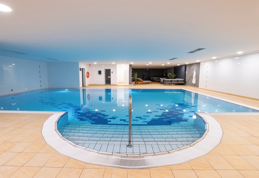 Silvester im Feel Good Hotel Chemnitz - Poolbereich bei Nacht