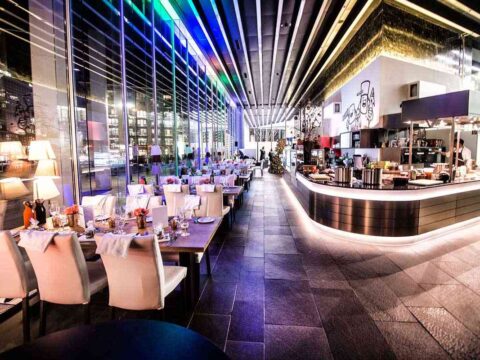 Festliche Location mit gläserner Architektur und stilvoller Silvester-Deko