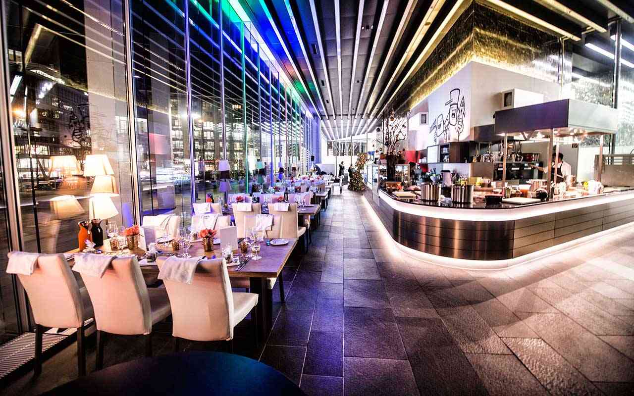 Festliche Location mit gläserner Architektur und stilvoller Silvester-Deko