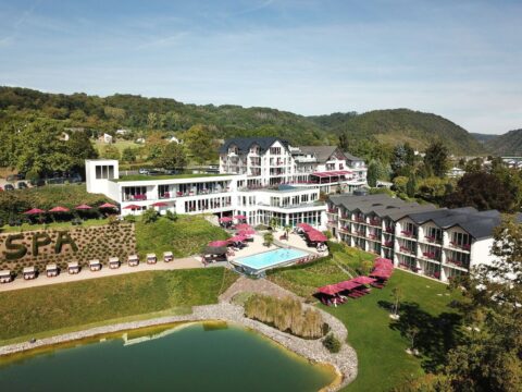 Außenansicht des Moselstern Parkhotels Krähennest mit Pool und Gartenanlage