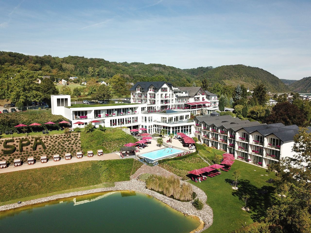 Außenansicht des Moselstern Parkhotels Krähennest mit Pool und Gartenanlage