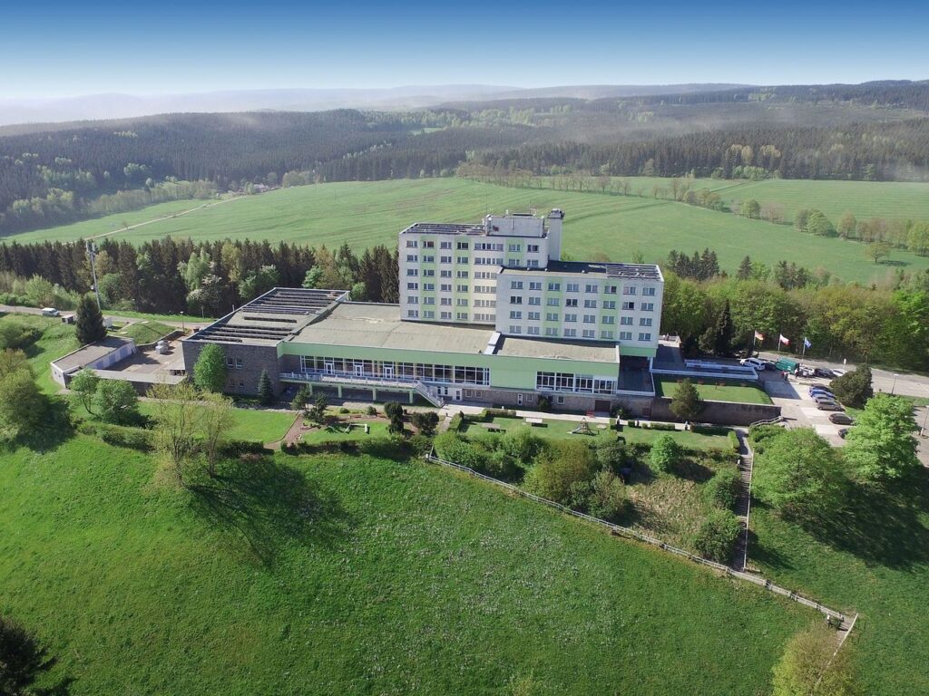 Außenansicht des Ferien Hotel Rennsteigblick im Thüringer Wald, ideal für eine unvergessliche Silvesterreise