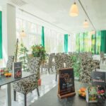 Helles Café mit stilvollem Ambiente im Ferien Hotel Rennsteigblick, ideal für eine Silvesterreise