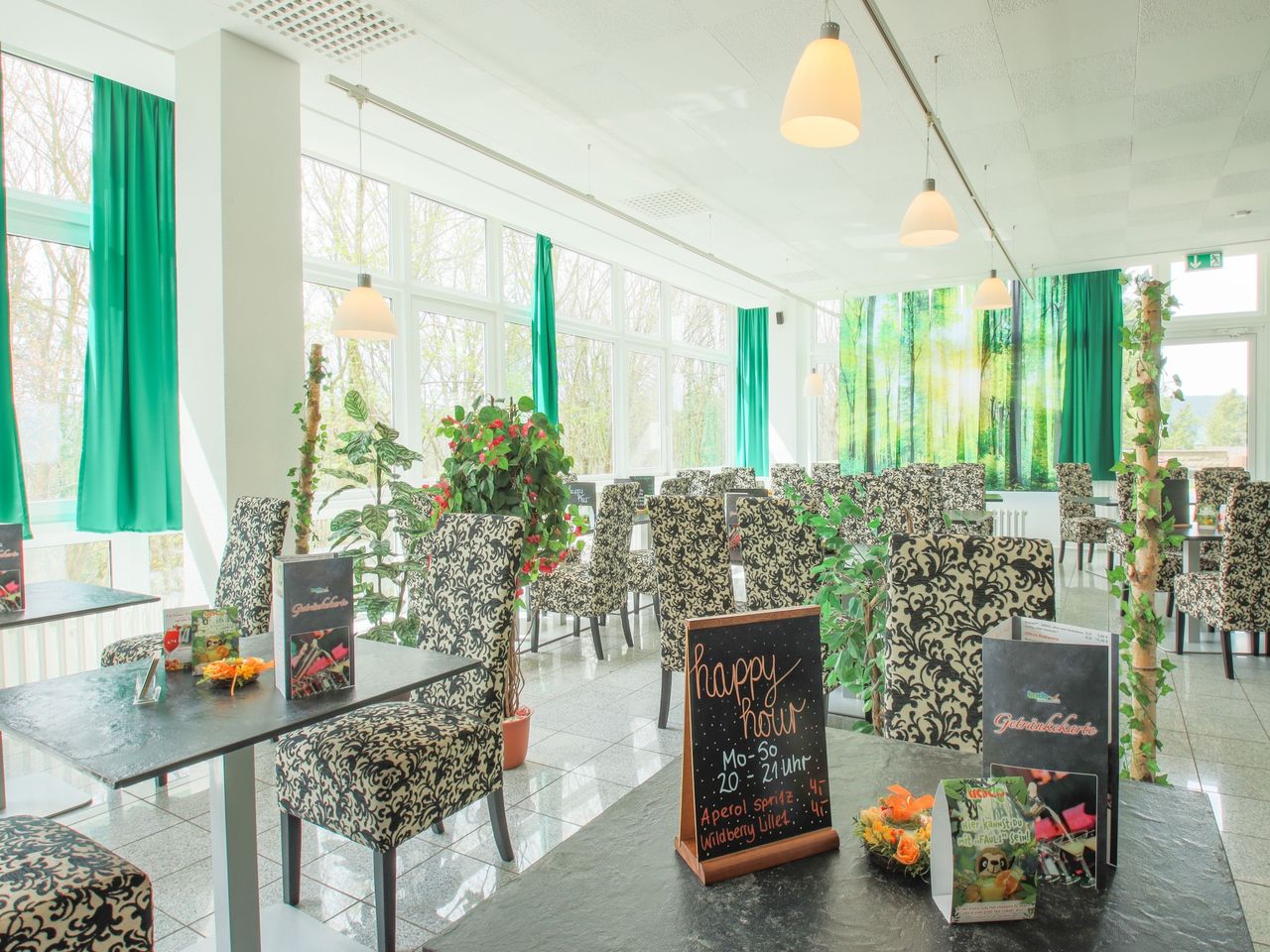 Helles Café mit stilvollem Ambiente im Ferien Hotel Rennsteigblick, ideal für eine Silvesterreise