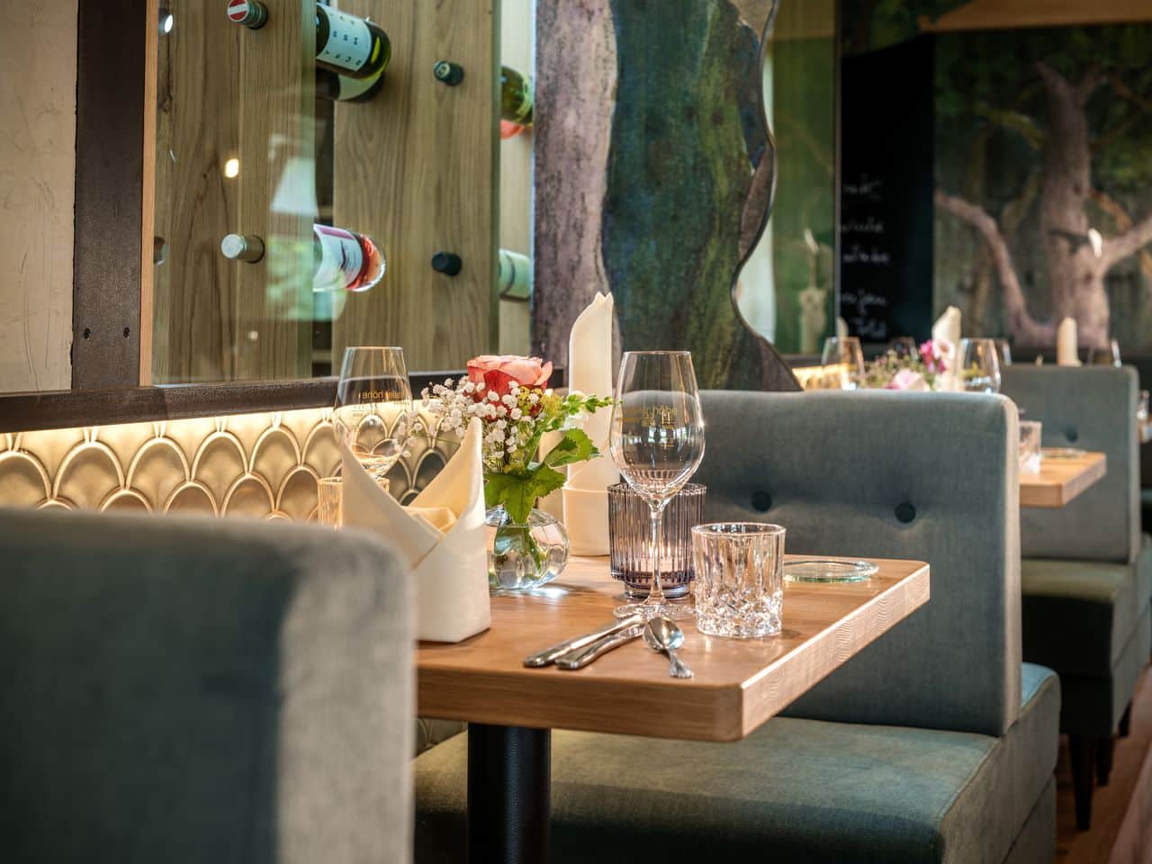 Elegant gedeckter Tisch für das festliche Silvester-Dinner im Parkhotel Emstaler Höhe.