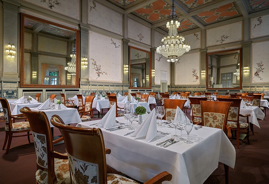 Eleganter Festsaal mit gedeckten Tischen für das Silvesterdinner im Grand Hotel Kaiserhof Victoria