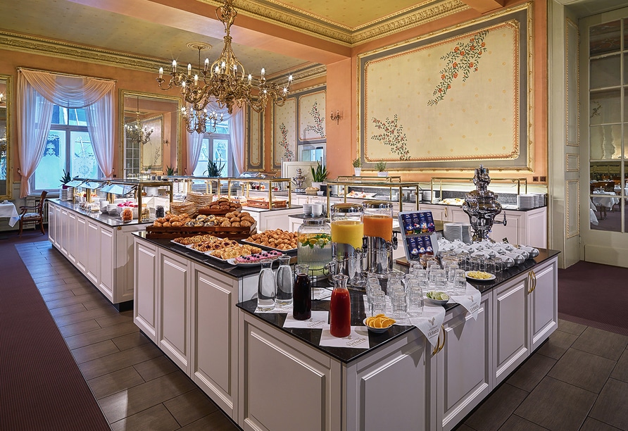 Reichhaltiges Frühstücksbuffet mit Gebäck, Säften und warmen Speisen im Grand Hotel Kaiserhof Victoria an Silvester
