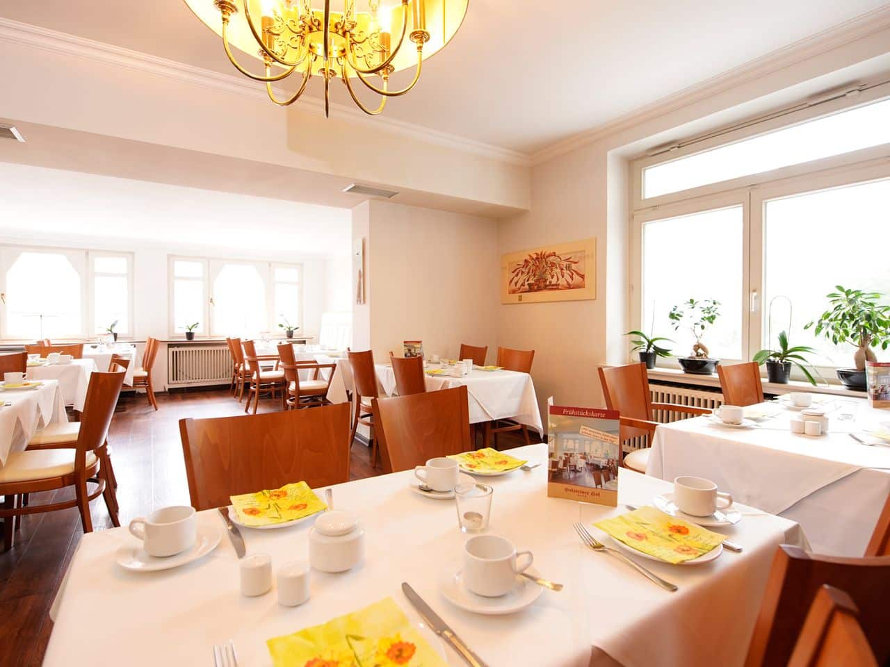 Heller Frühstücksraum im Holsteiner Hof für einen perfekten Start am Silvestermorgen