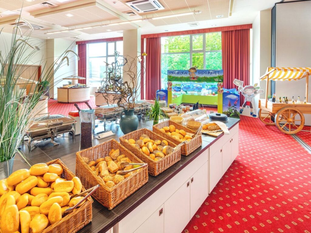 Frisches Frühstücksbuffet mit einer großen Auswahl an Backwaren im AHORN Seehotel Templin für den perfekten Start ins neue Jahr