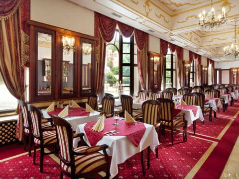 Eleganter Festsaal für das Silvester Gala-Dinner im Hotel Excelsior