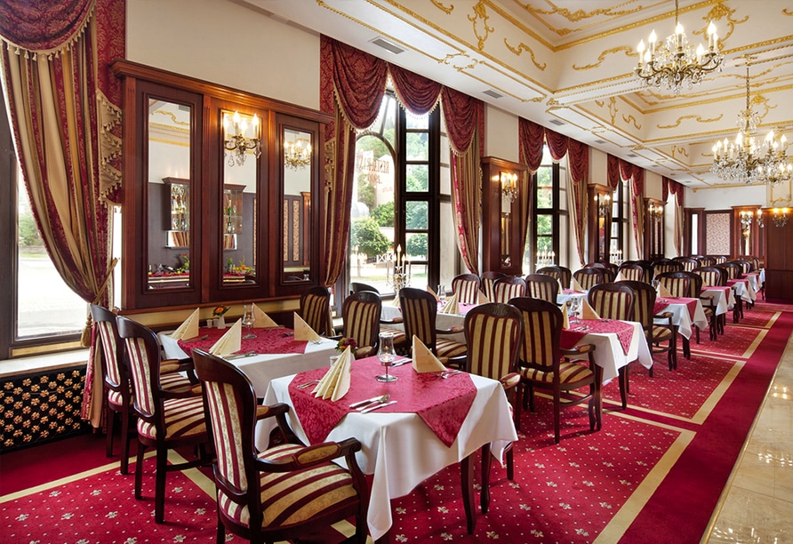 Eleganter Festsaal für das Silvester Gala-Dinner im Hotel Excelsior