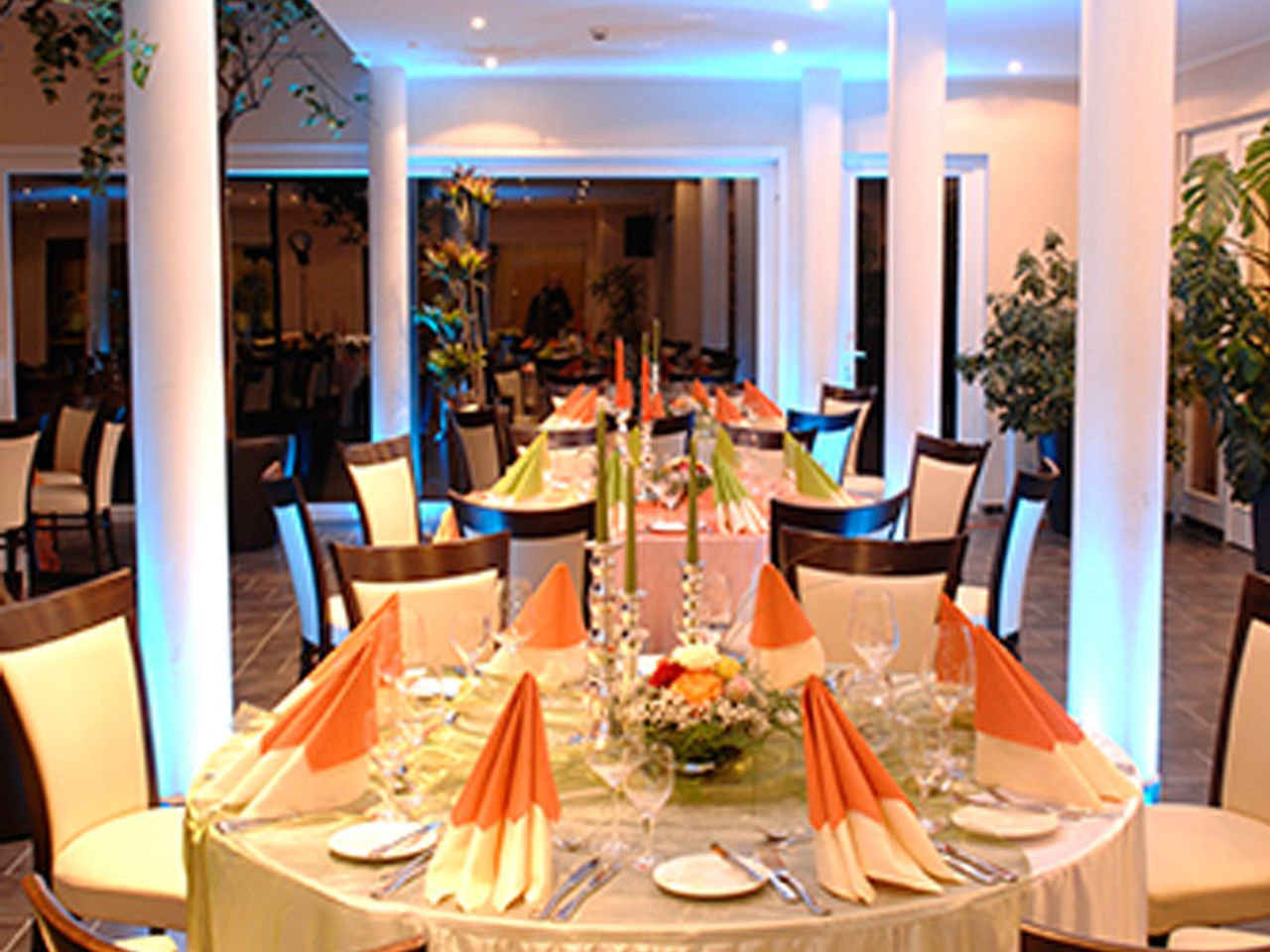 Elegant dekoriertes Restaurant für die Silvester-Gala im Moselstern Parkhotel Krähennest