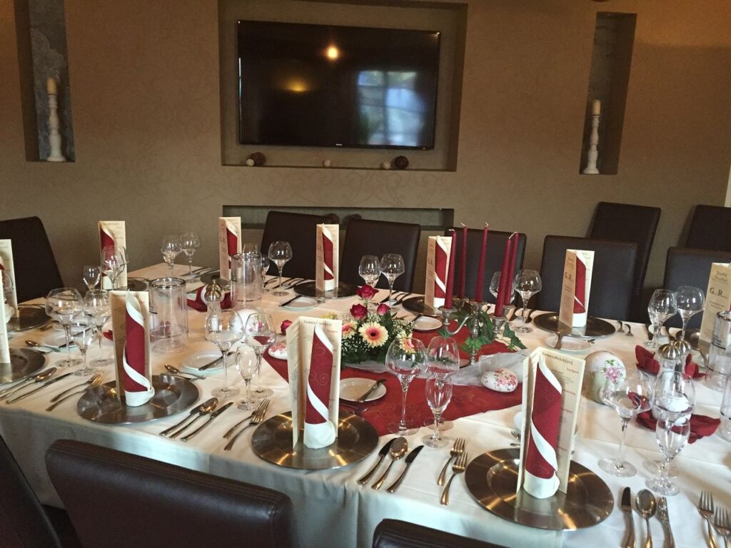 Elegant gedeckter Tisch zur Silvester Gala im Hotel Jägerhof