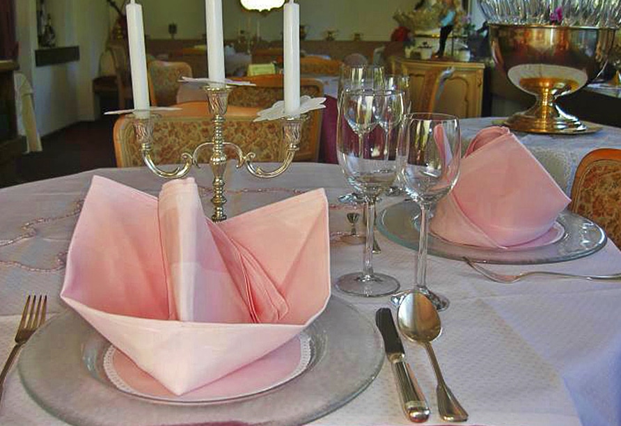 Eleganter Silvesterabend mit festlich gedecktem Tisch im Höhenhotel Pfeifle