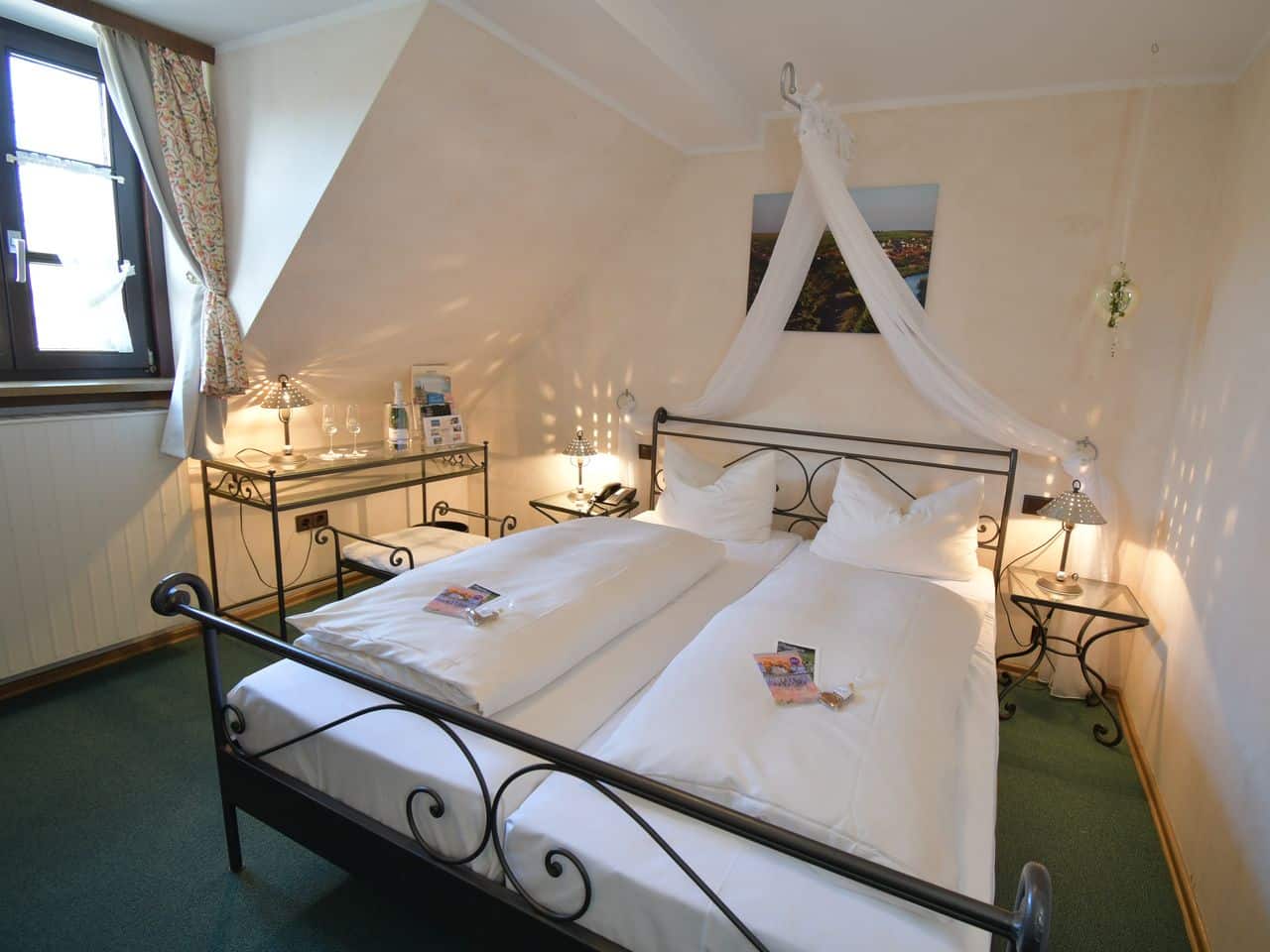 Gemütliches Doppelzimmer im AKZENT Hotel Franziskaner, ideal für Ihren Silvesterurlaub im fränkischen Weinland.