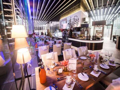 Elegante Dinner-Location mit festlich gedeckten Tischen für Silvester