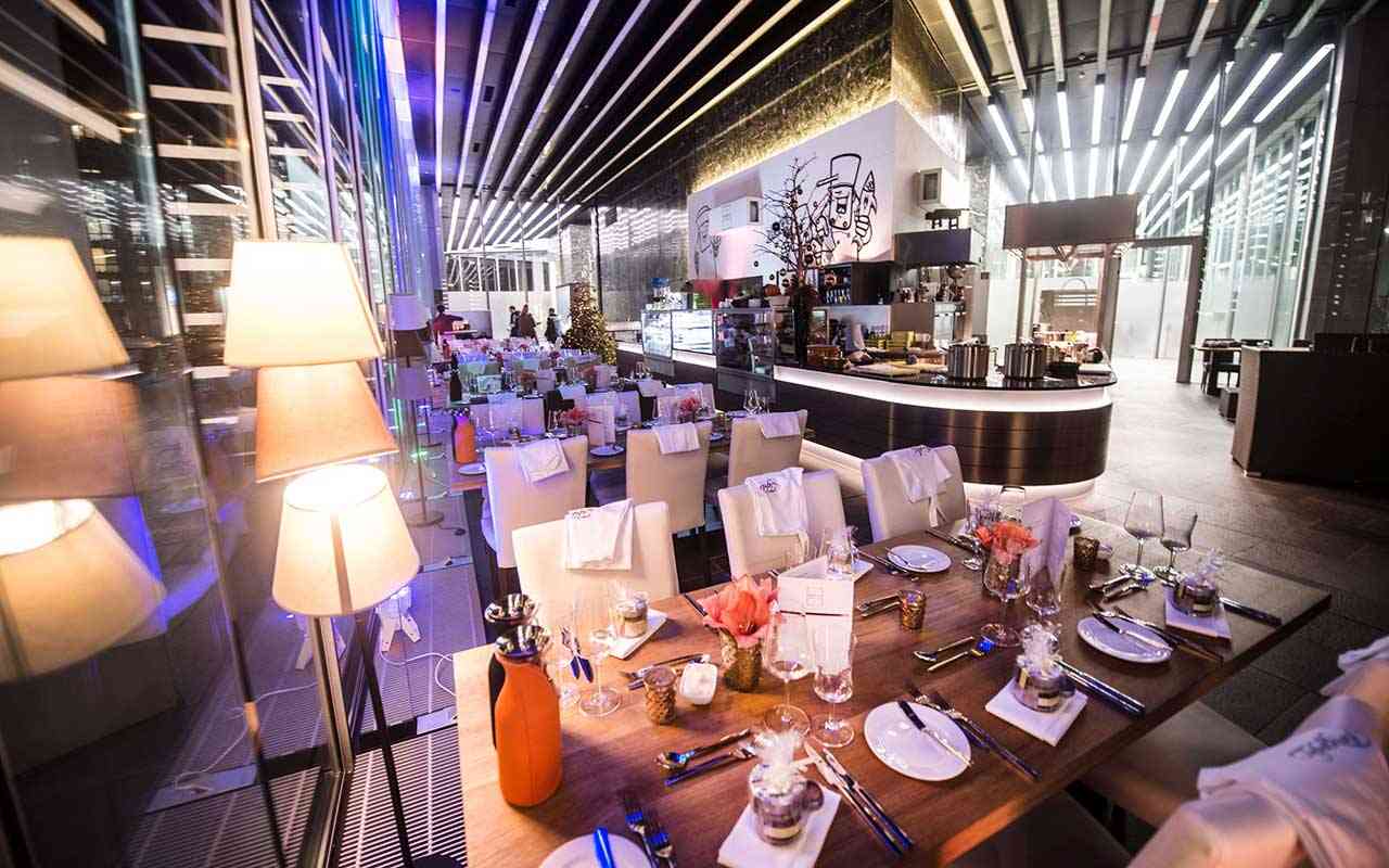Elegante Dinner-Location mit festlich gedeckten Tischen für Silvester