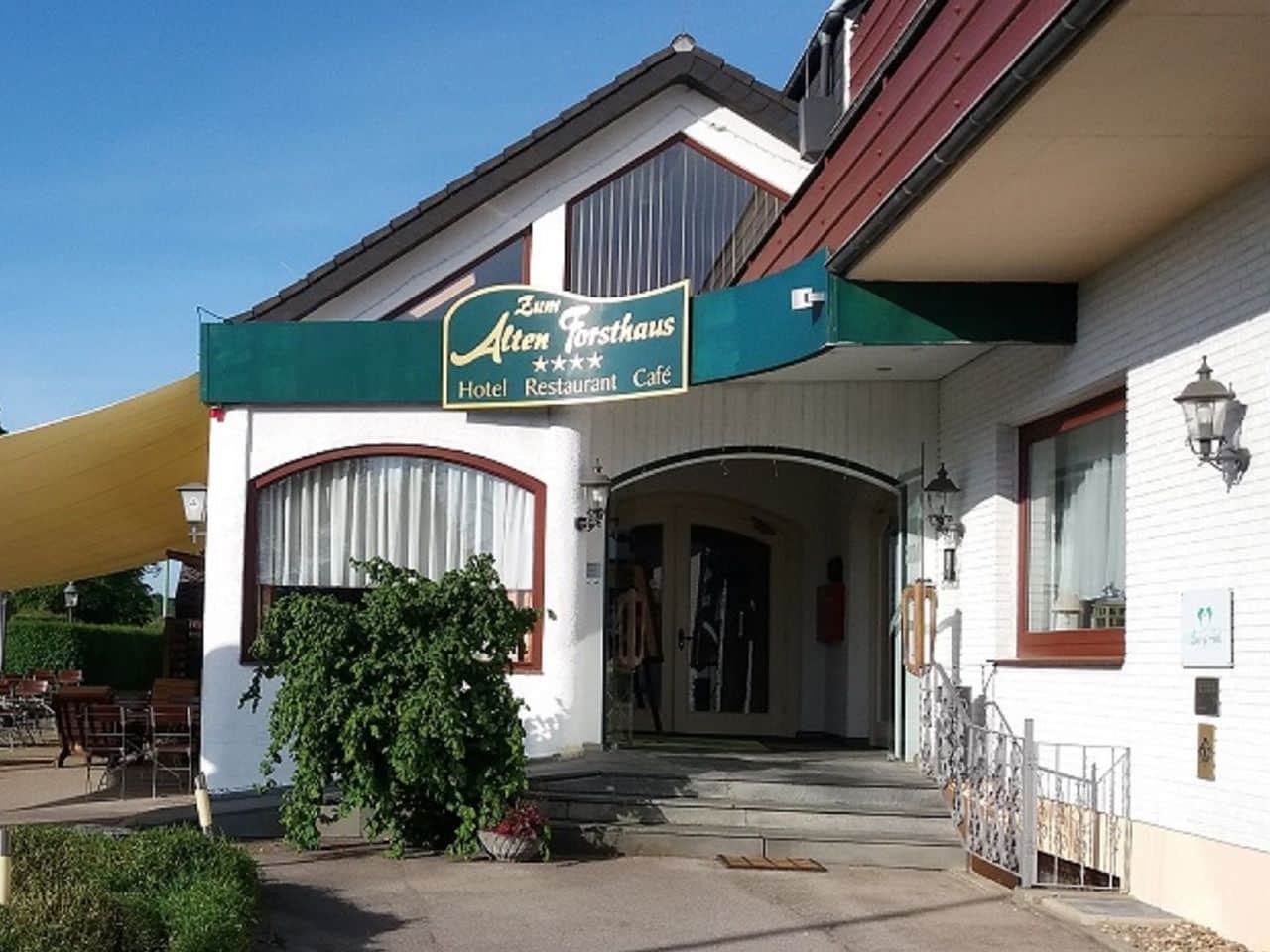 Der Haupteingang des Hotels Zum Alten Forsthaus, ideal für Ihre Silvesterfeier in der Eifel.