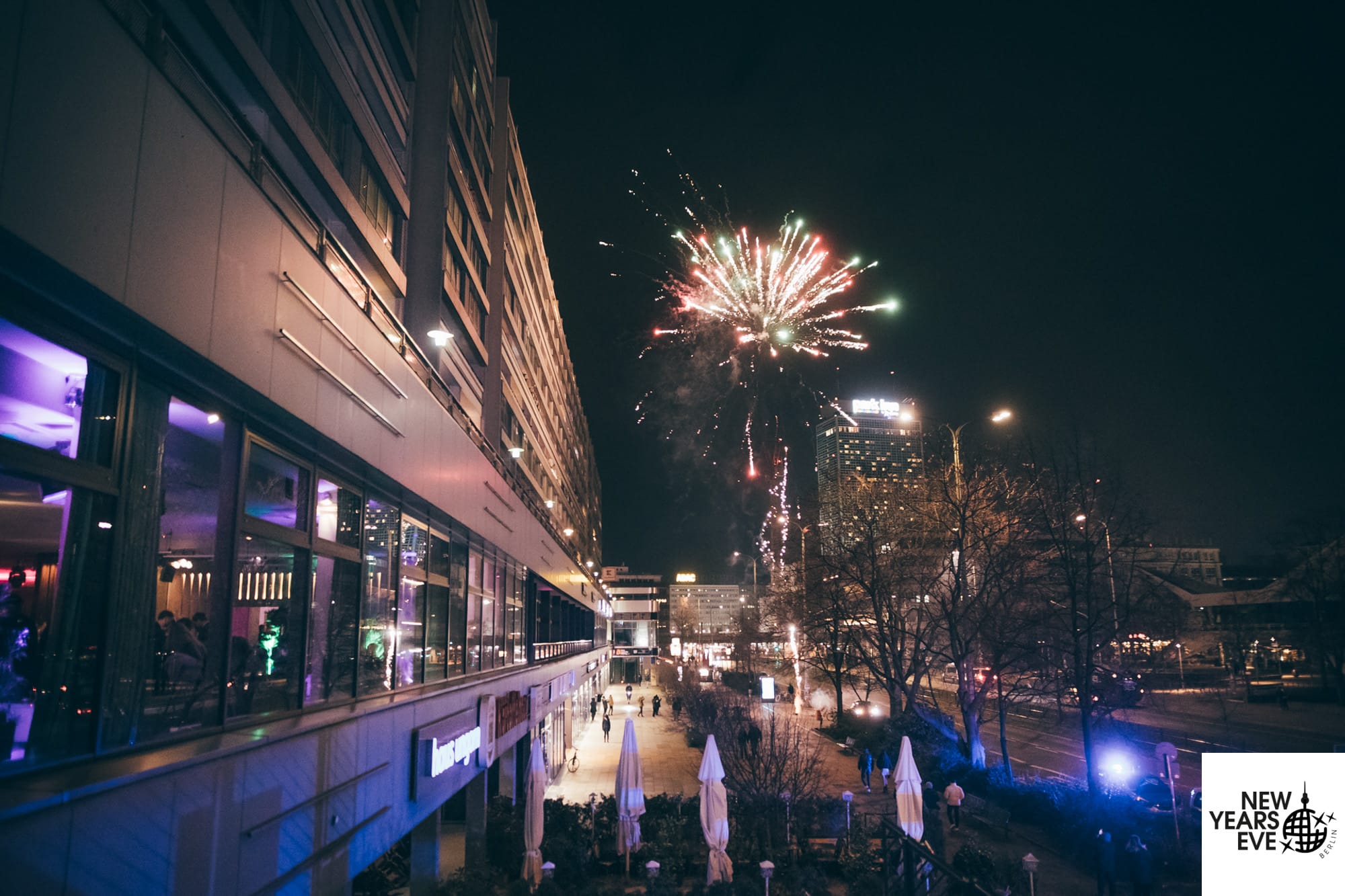 Blick auf das Haus Ungarn Berlin bei Nacht mit Feuerwerk