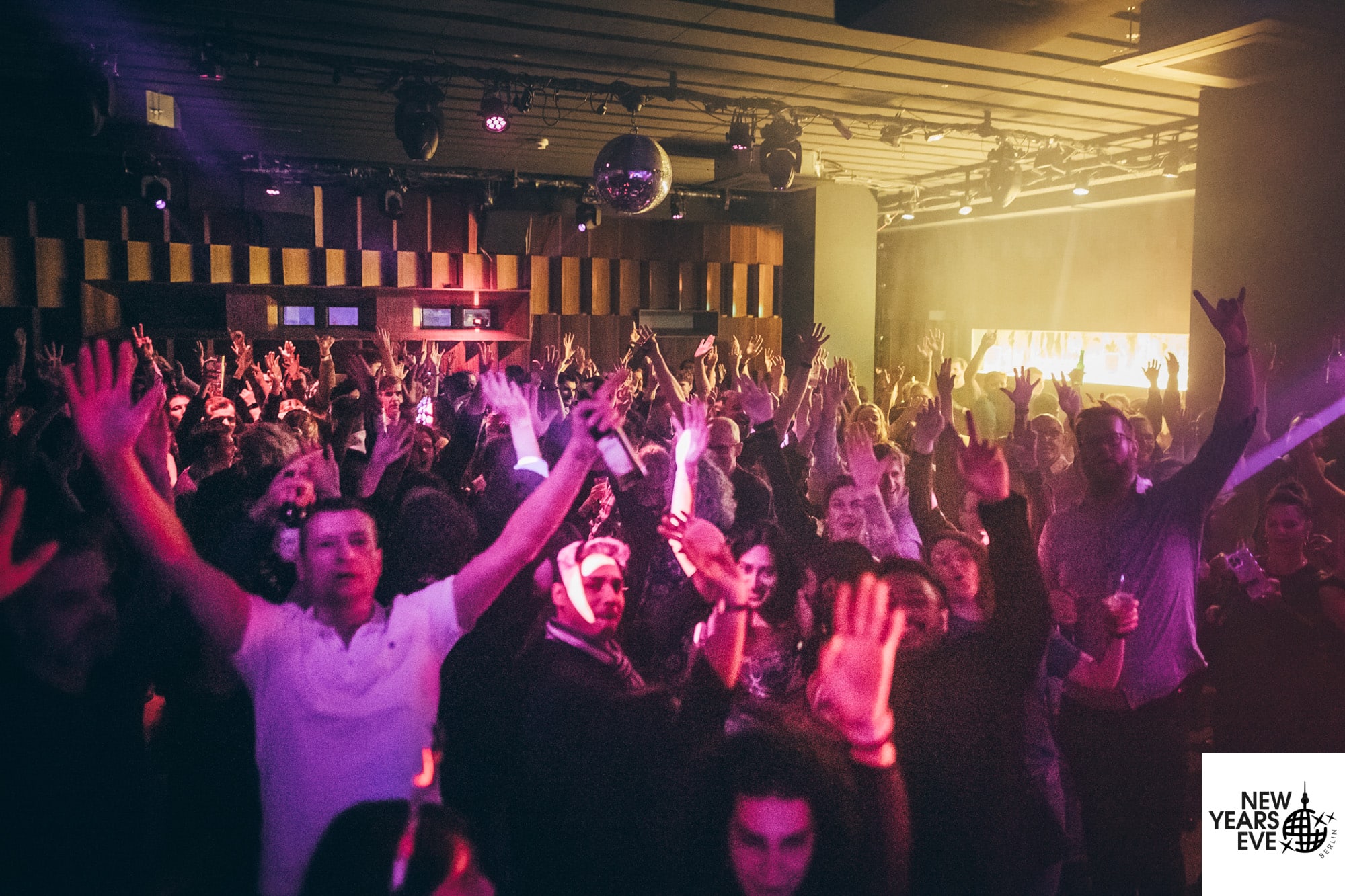 Gäste feiern ausgelassen bei der Silvester Ü30 Party im Haus Ungarn Berlin