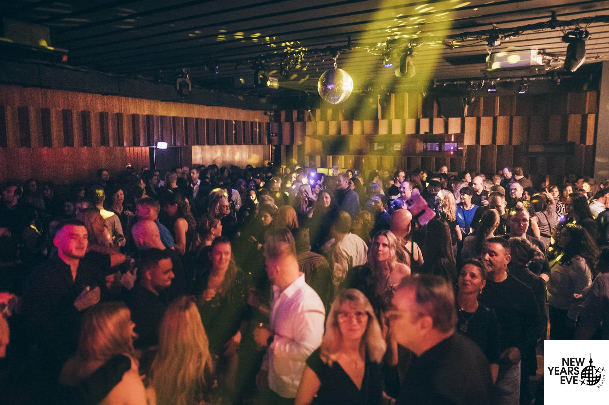 Gäste genießen die Silvesterparty im Haus Ungarn Berlin