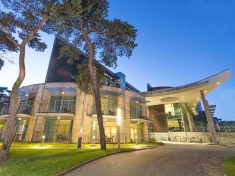 Modernes Havet Hotel Resort & Spa bei Dämmerung – Silvesterurlaub