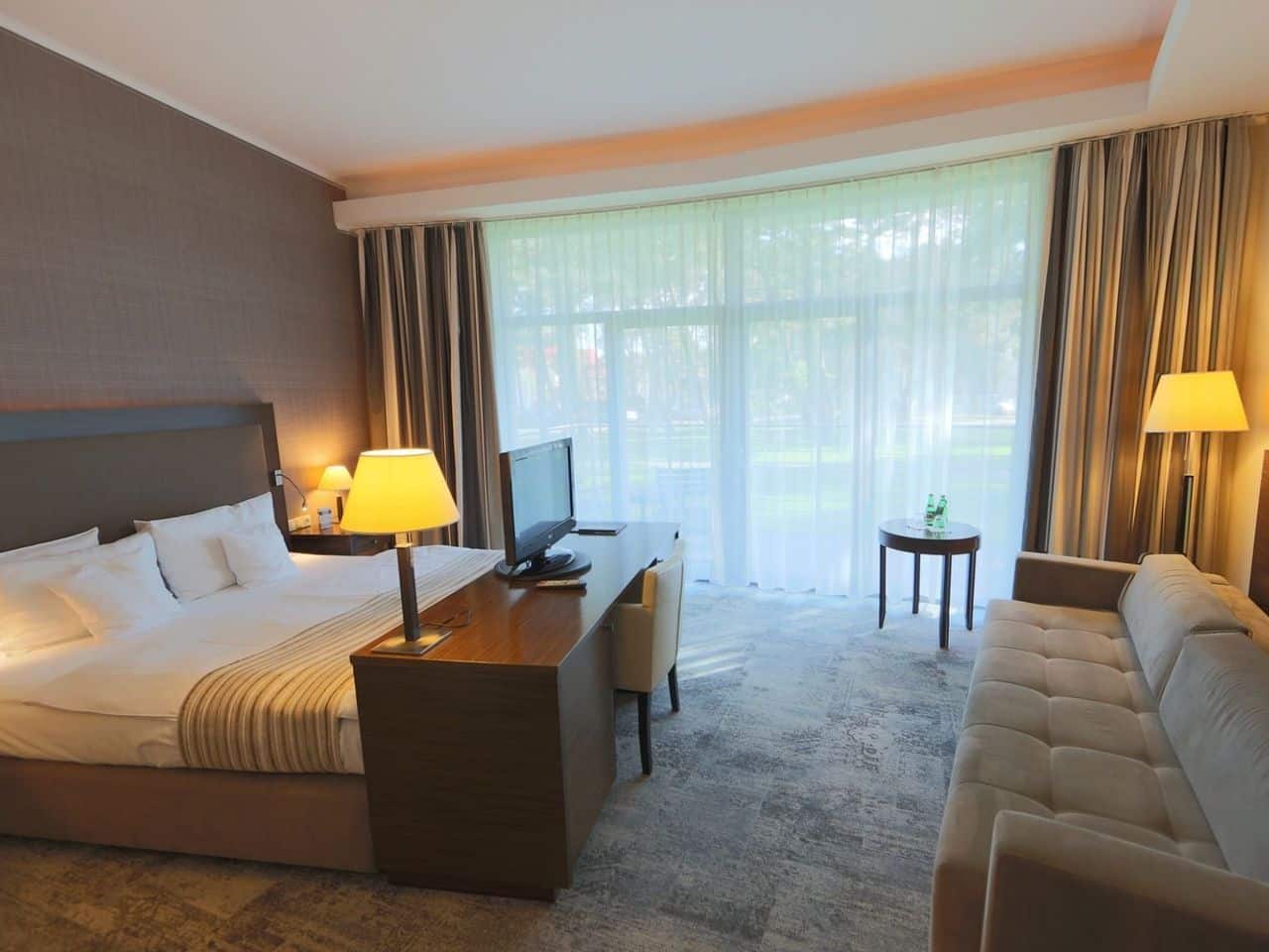 Modernes Doppelzimmer mit Balkon im Havet Hotel Resort & Spa an Silvester