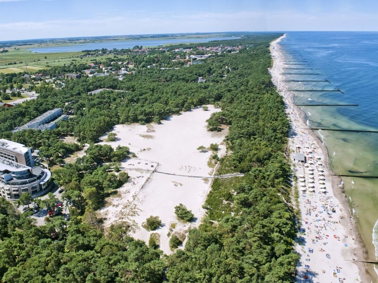 Luftaufnahme vom Ostseestrand und Havet Hotel Resort & Spa zu Silvester