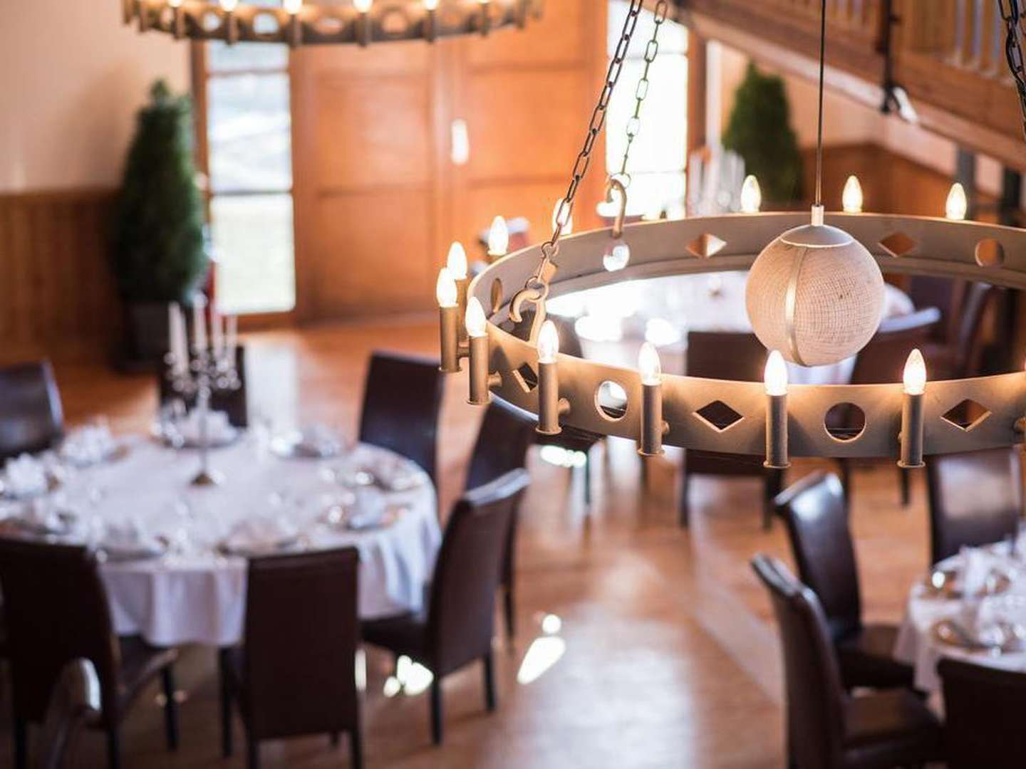 Festlich gedeckte Tische im Restaurant Vitus für das Silvester-Dinner im Heide Hotel Reinstorf