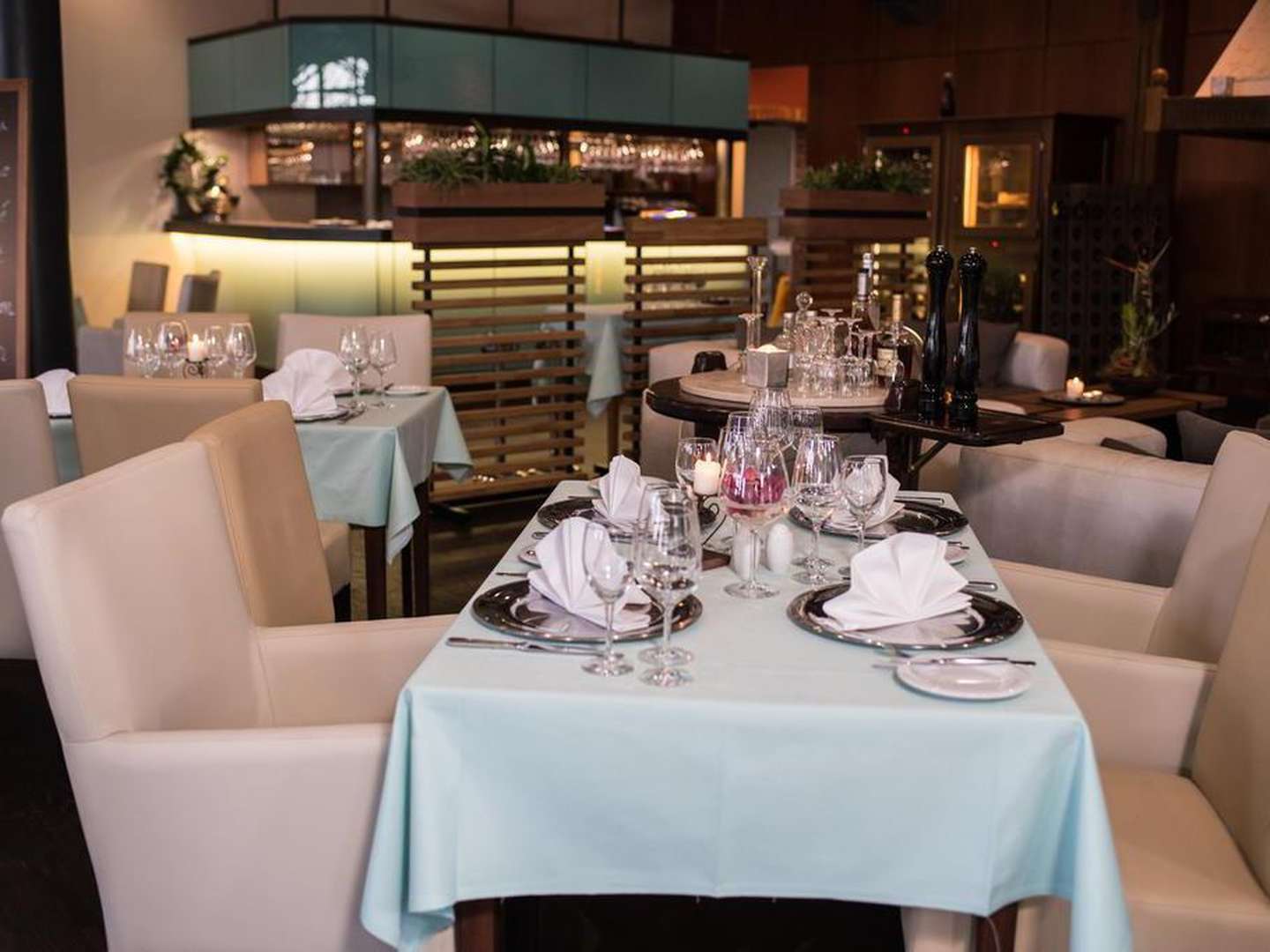 Stilvoll gedeckte Tische im Heide Hotel Reinstorf für das Silvester-Dinner