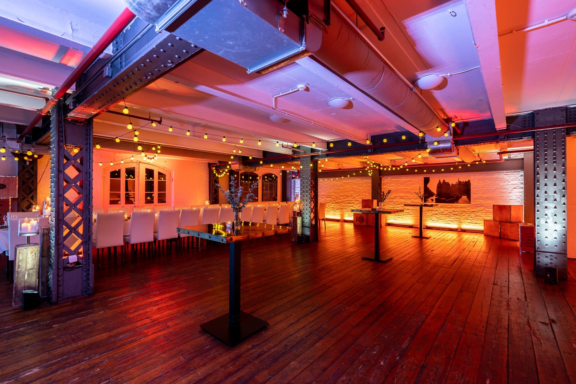 Festlich gedeckte Tafeln mit Lichterketten im Historischen Speicherboden an Silvester