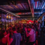 Gäste tanzen bei Silvesterparty mit DJ im Historischen Speicherboden Hamburg