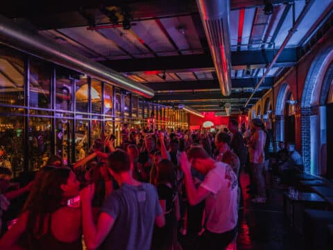 Gäste tanzen bei Silvesterparty mit DJ im Historischen Speicherboden Hamburg