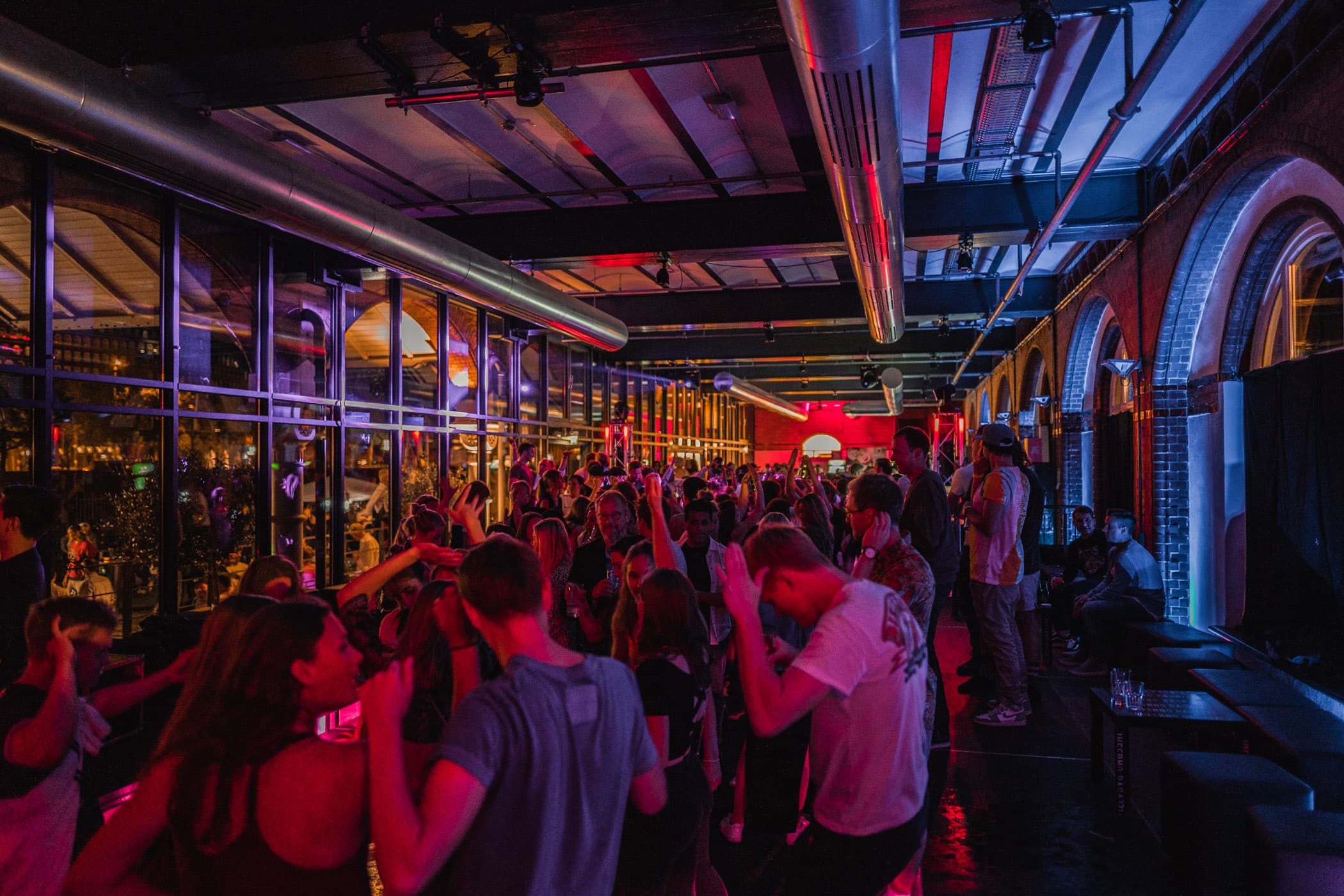 Gäste tanzen bei Silvesterparty mit DJ im Historischen Speicherboden Hamburg