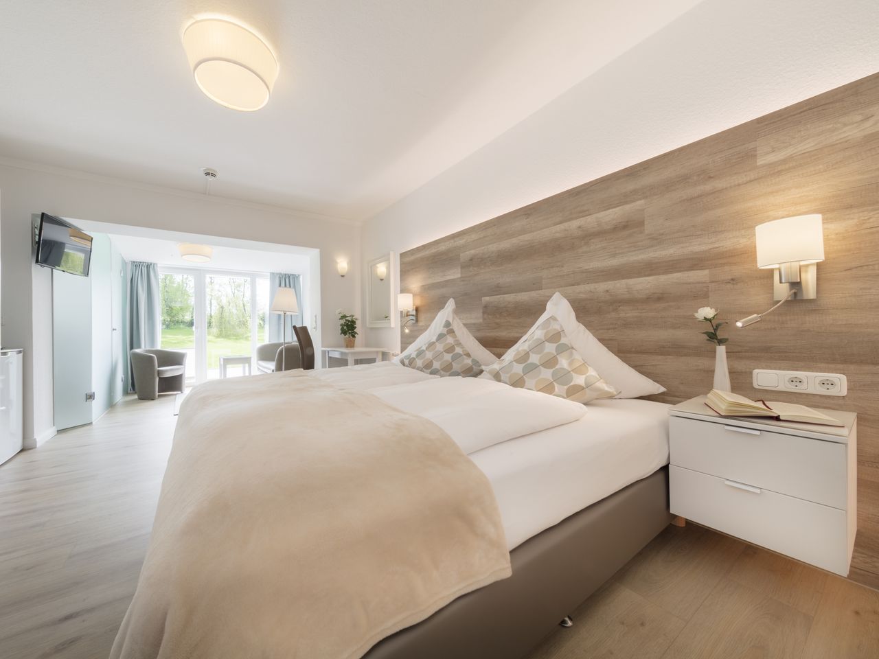 Großzügiges Doppelzimmer mit Blick ins Grüne im HofHotel Krähenberg Grömitz