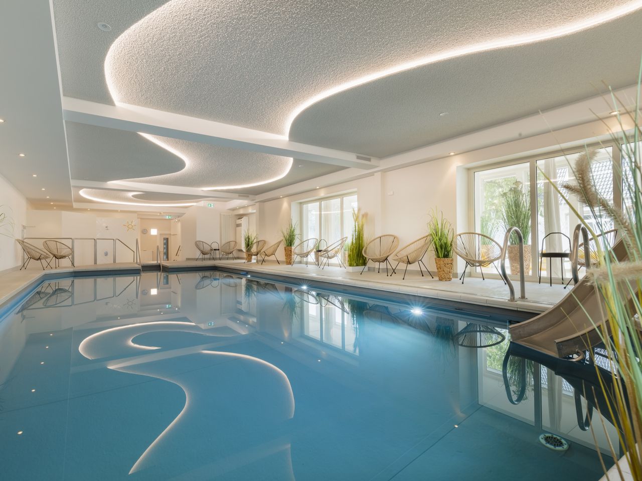 Moderner Innenpool im Wellnessbereich des HofHotel Krähenberg Grömitz