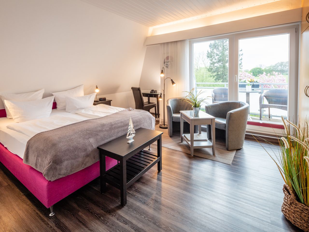 Modern eingerichtetes Zimmer mit Balkon im HofHotel Krähenberg Grömitz