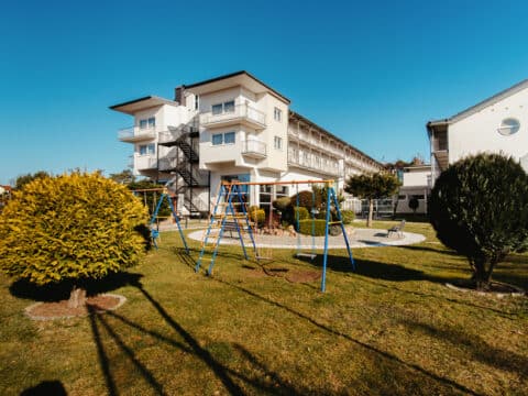 Grüner Garten mit Spielplatz für Familien an Silvester im Hotel Akces Medical FIT&SPA