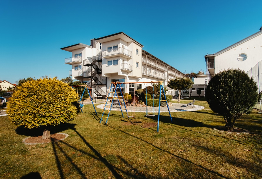 Grüner Garten mit Spielplatz für Familien an Silvester im Hotel Akces Medical FIT&SPA