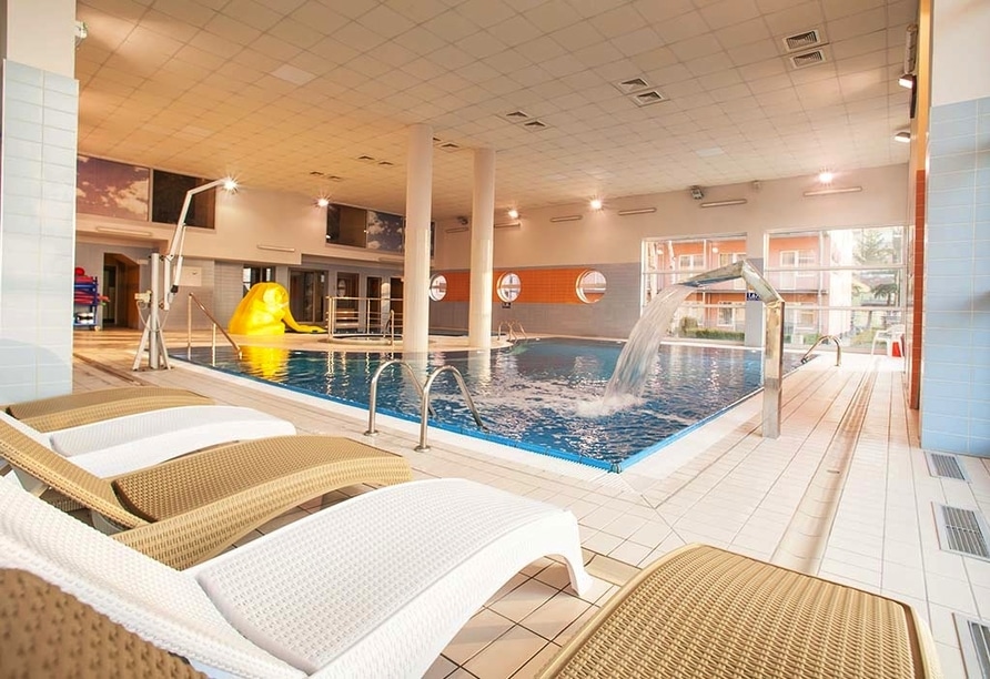 Entspannendes Hallenbad mit Wasserfall im Hotel Akces Medical FIT&SPA an Silvester