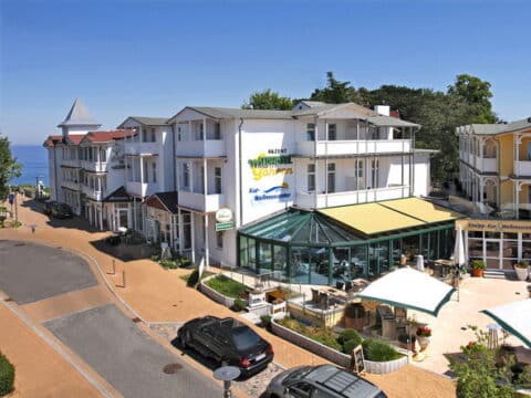 Außenansicht des AKZENT Waldhotel SPA Rügen – Silvester an der Ostsee erleben